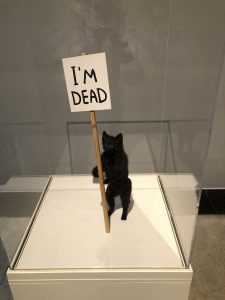David Shrigley ”I’m Dead” fra 2011 fra udstillingen "Dyr i kunsten" på Arken Kunstmuseum.