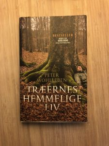 "Træernes hemmelige liv" af Peter Wohlleben.